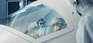 Mühendisler temiz odada çalışıyor.