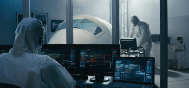 Mühendisler temiz odada çalışıyor.