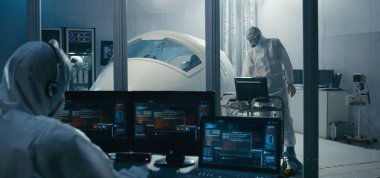 Mühendisler temiz odada çalışıyor.