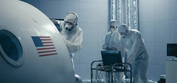 Engineers discussing in clean room — Stock Photo, Image