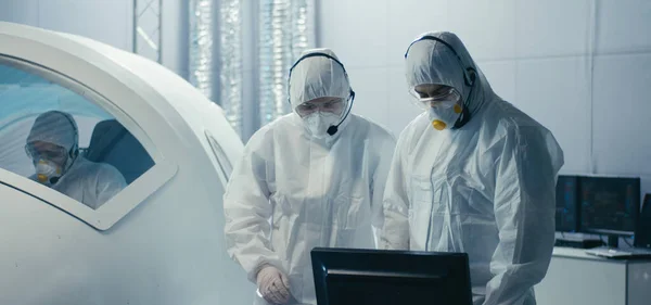 Engineers discussing and assembling in clean room — Stock Photo, Image