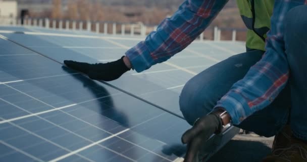 Techniciens installant des panneaux solaires sur support métallique — Video