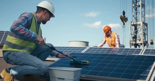 Técnicos de limpieza y mantenimiento de paneles solares — Vídeo de stock