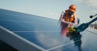 Güneş panellerini temizleyen ve koruyan teknisyenler