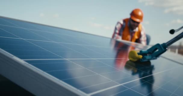 Técnicos de limpeza e manutenção de painéis solares — Vídeo de Stock