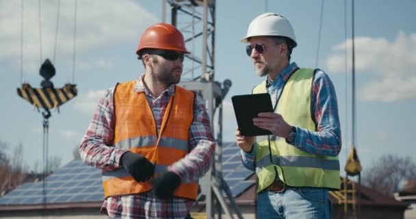 Engenheiro e técnico discutindo usando tablet — Vídeo de Stock