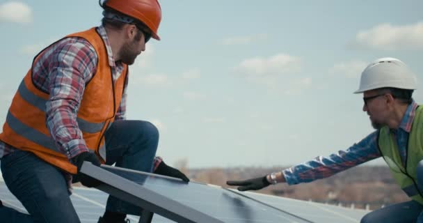 Techniker installieren Sonnenkollektoren auf Metallständer — Stockvideo