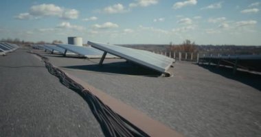 Düz çatıdaki güneş panelleri