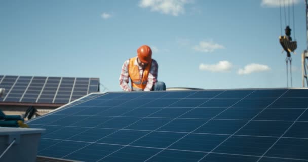 Güneş panellerini temizleyen ve koruyan teknisyenler — Stok video