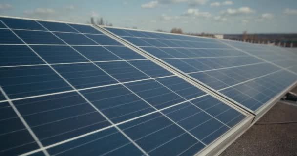 Paneles solares en techo plano — Vídeo de stock