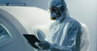Temiz odada tablet kullanan mühendis