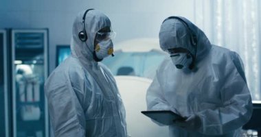 Mühendisler temiz odada tartışıyorlar.