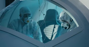 Mühendisler temiz odada toplanıyor.