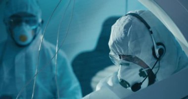 Mühendisler temiz odada toplanıyor.