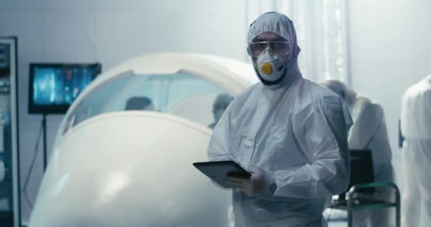 Ingenieur draait naar camera in cleanroom — Stockvideo