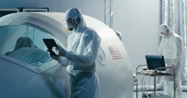 Ingenieur met tablet in cleanroom — Stockvideo