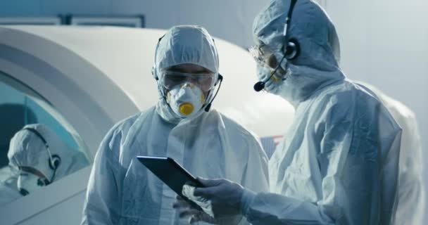 Ingenieurs bespreken in clean room — Stockvideo