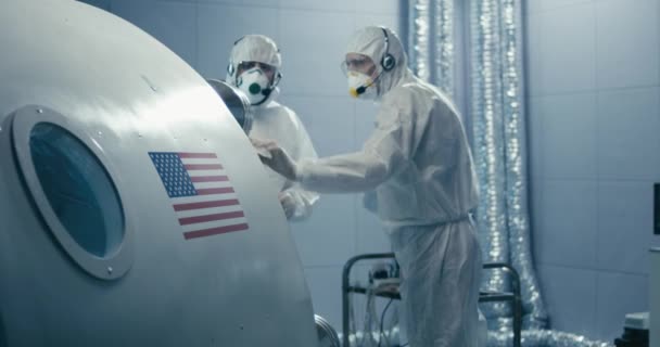 Ingenieurs bespreken in clean room — Stockvideo