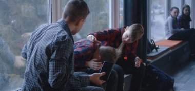 Kızlar oğlanı savunur.