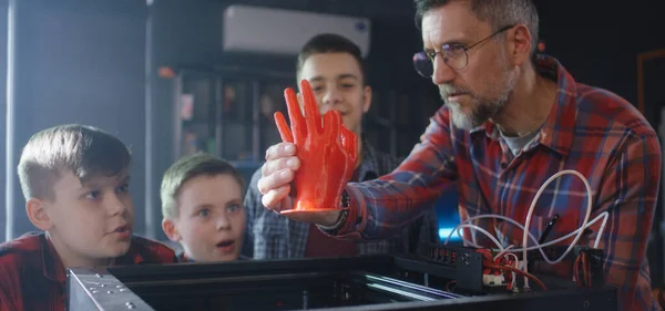 Professor e alunos usando impressora 3D — Fotografia de Stock
