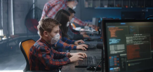 Estudiante y profesor discutiendo programación en la escuela — Foto de Stock