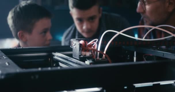 Учитель и ученики с помощью 3D принтера — стоковое видео
