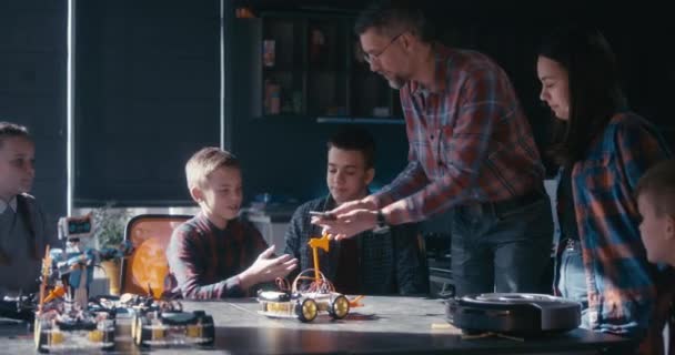 Studenten leren robotica in de klas — Stockvideo
