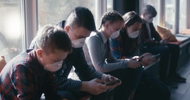 Ansiktsmask bär studenter med hjälp av smartphone — Stockvideo