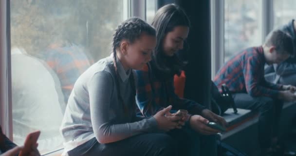 Studenti používající smartphone na chodbě školy — Stock video