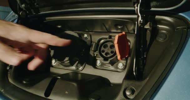 Mann benutzt Ladegerät für Elektroautos — Stockvideo