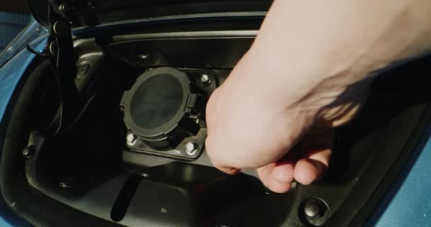 Hombre usando cargador de coche eléctrico — Vídeos de Stock