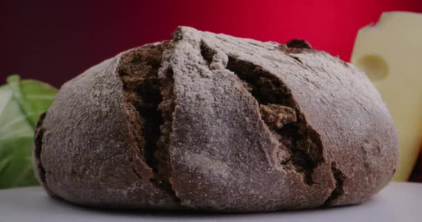 Vers gebakken bruin brood — Stockvideo