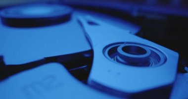 Bir sabit disk sürücüsünün içi