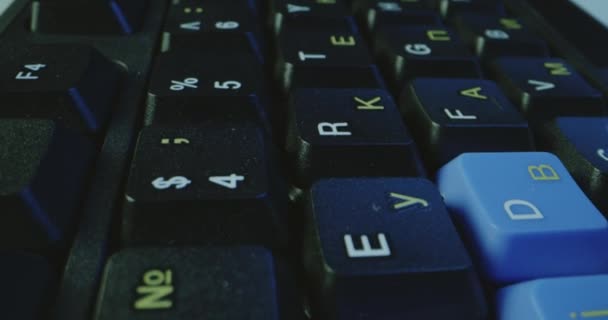 Teclado de ordenador negro — Vídeo de stock