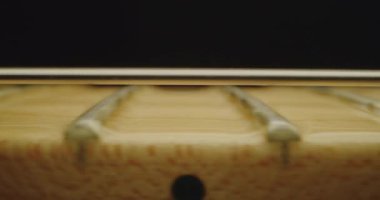 Elektro gitarın boynu.