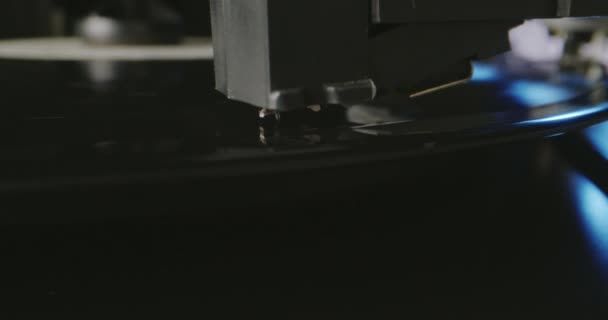 Tonearm van een platenspeler — Stockvideo