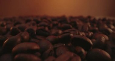 Kahve çekirdekleri paketin içinde yatıyor.