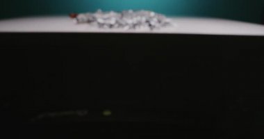 Masaüstüne yayılmış vidalar