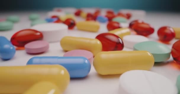 Tablettákra szórt tabletták — Stock videók