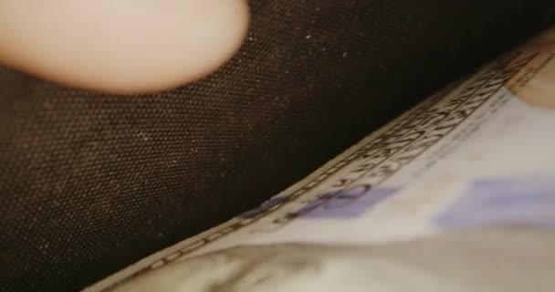 Portemonnee gevuld met geld en gesloten — Stockvideo