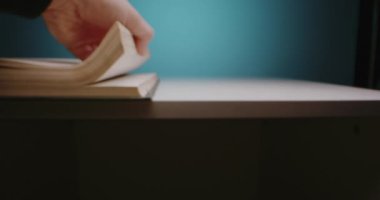 Kitap sayfalarına göz atıyorum