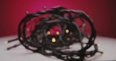 Masanın üzerinde duran peri ışıkları