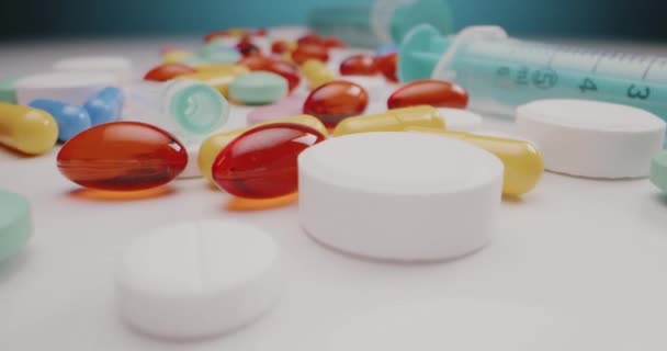 Pillen auf Tischplatte verteilt — Stockvideo
