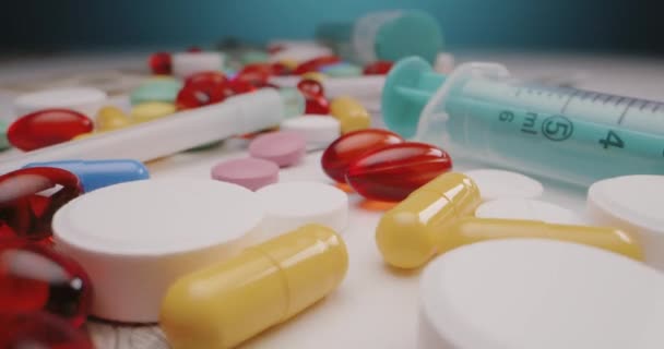 Diverses pilules réparties sur des billets de dollar 