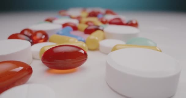 Pilules étalées sur la table 