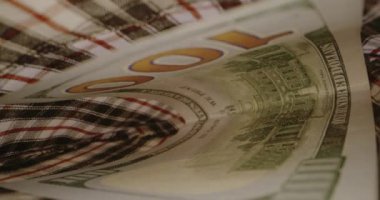 Gömleğin cebinde 100 dolar kaldı.