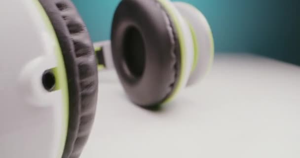 Detalhes vistos de um fone de ouvido — Vídeo de Stock