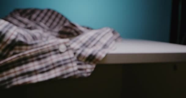 100USD facture gauche dans la poche de chemise 