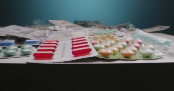 Förpackningar med piller och dollarsedlar blandade — Stockvideo