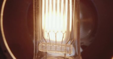 Ampul açılıp kapanıyor.